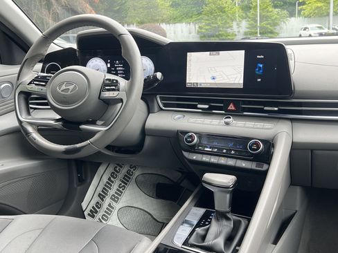 Used 2025 Hyundai Elantra SEL FWD image 3