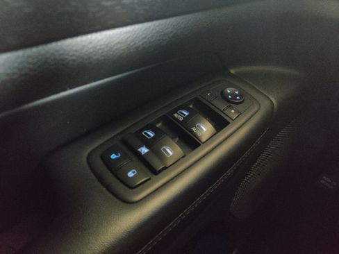 Used 2018 Jeep Grand Cherokee Laredo AWD/4WD image 27