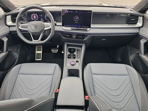 Certified 2025 Volkswagen Tiguan SE R-Line AWD/4WD image 9