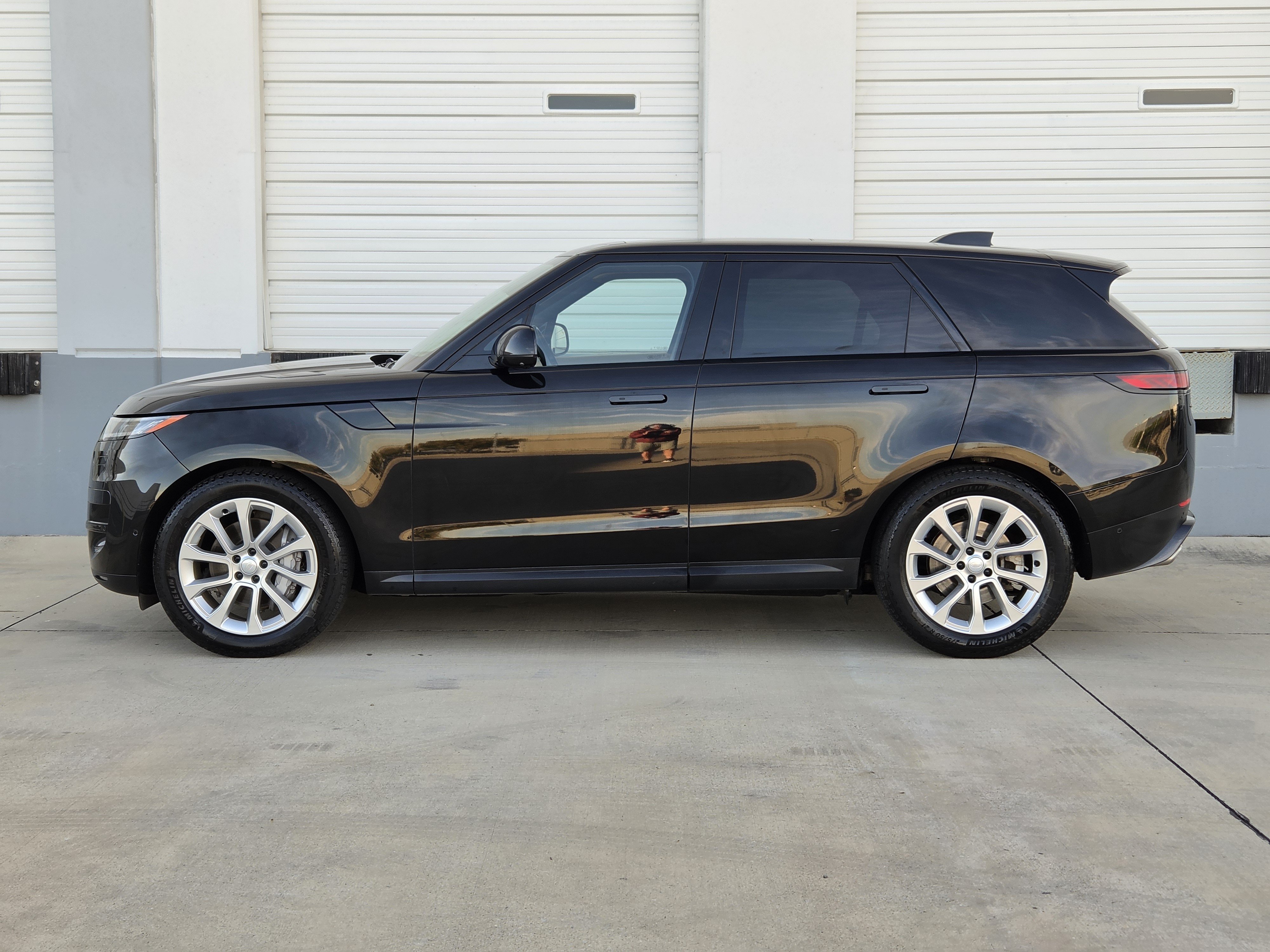 Used 2024 Land Rover Range Rover Sport SE AWD/4WD image 3