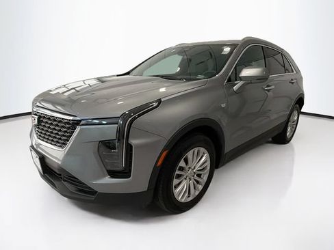 Used 2024 Cadillac XT4 Luxury w/ Cold Weather Package FWD image 3