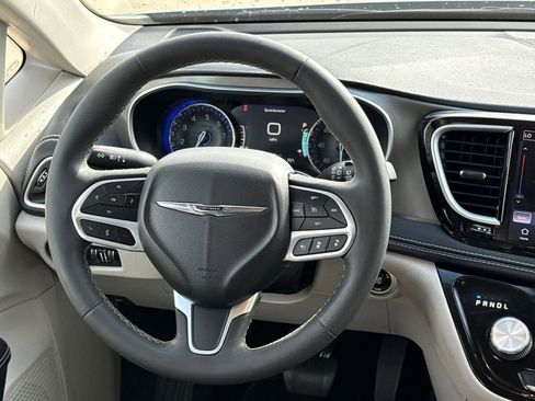 Used 2023 Chrysler Pacifica Touring-L FWD image 13