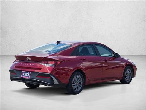 Used 2024 Hyundai Elantra SEL FWD image 4