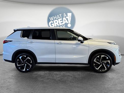 Used 2023 Mitsubishi Outlander SE AWD/4WD image 2