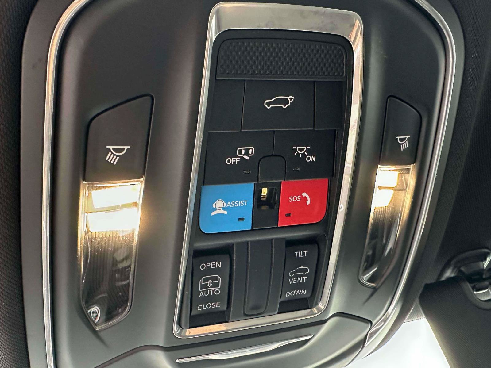 Used 2025 Jeep Grand Cherokee Altitude AWD/4WD image 30