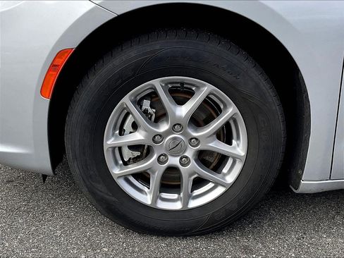 Used 2024 Chrysler Pacifica Touring-L image 7