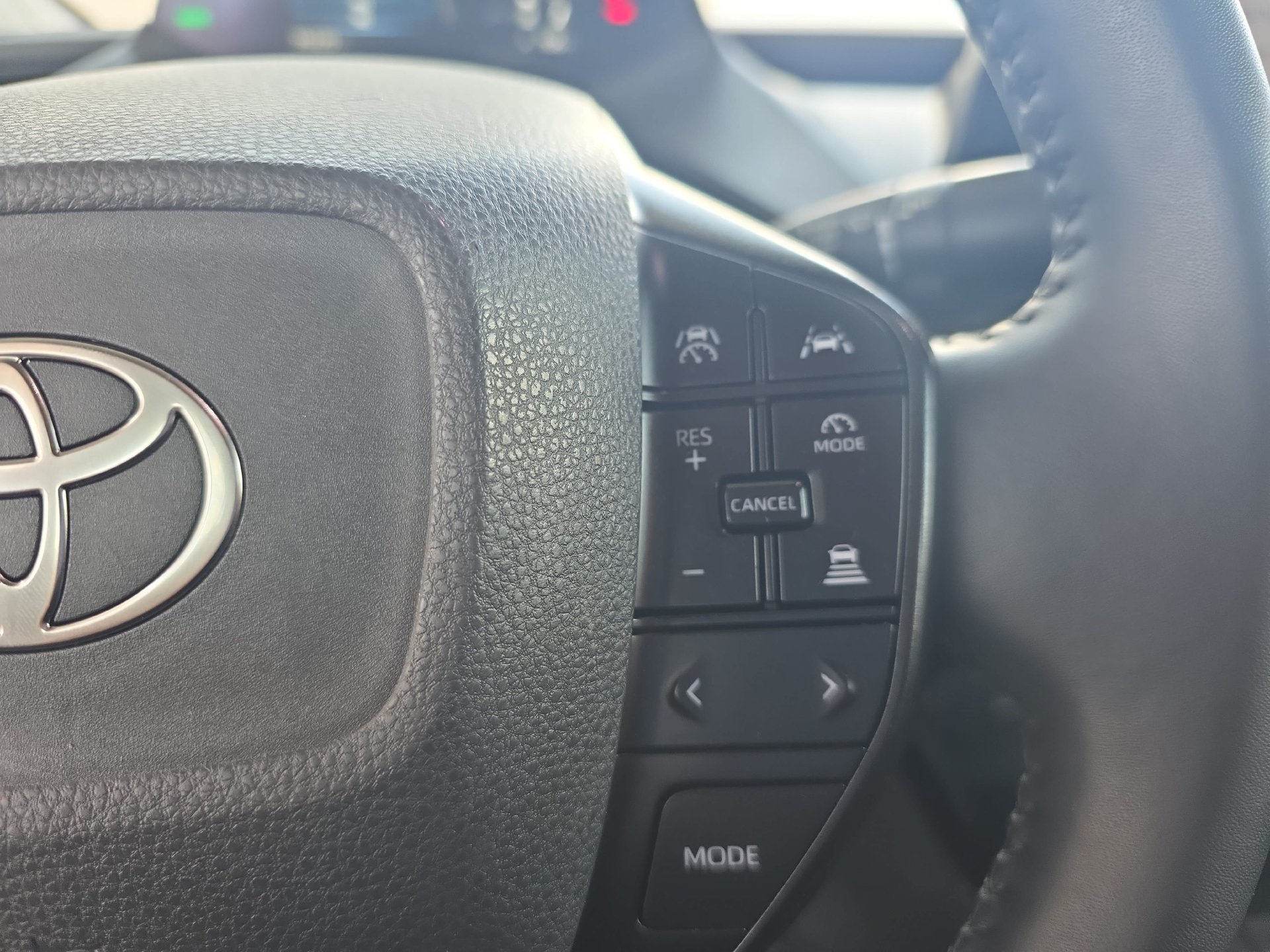 Used 2025 Toyota Prius LE FWD image 17