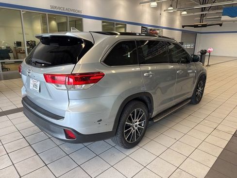 Used 2018 Toyota Highlander SE image 4