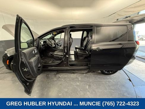 Used 2025 Chrysler Pacifica Limited FWD image 21