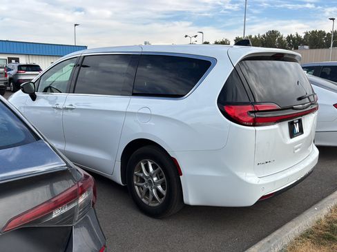 Used 2025 Chrysler Pacifica Select FWD image 3