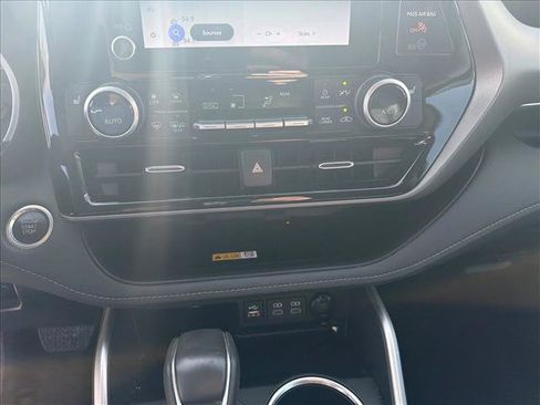 Used 2024 Toyota Highlander XLE FWD image 14