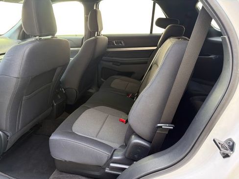 Used 2018 Ford Explorer XLT AWD/4WD image 12