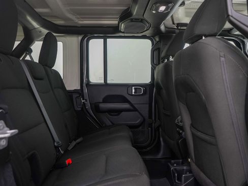 Used 2018 Jeep Wrangler Unlimited Sahara w/ Cold Weather Group AWD/4WD image 12