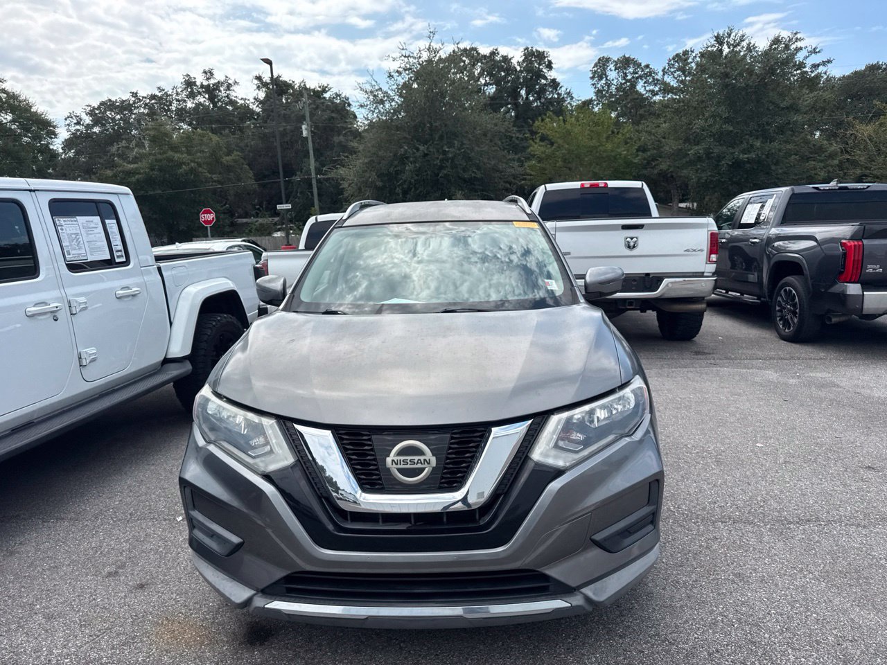 Used 2017 Nissan Rogue SV FWD image 2