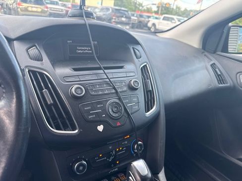 Used 2015 Ford Focus SE w/ Equipment Group 201A FWD image 11