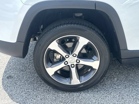 Used 2023 Jeep Grand Cherokee Limited w/ Trailer Tow Prep Group (B) AWD/4WD image 18