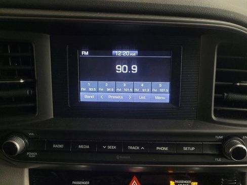 Used 2020 Hyundai Elantra SE image 25