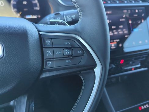 Used 2024 Jeep Grand Cherokee L Laredo image 25