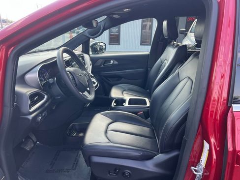 Used 2025 Chrysler Pacifica Select FWD image 9