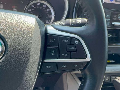 Used 2023 Toyota Highlander XLE AWD/4WD image 15