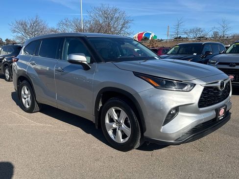 Used 2021 Toyota Highlander LE image 11