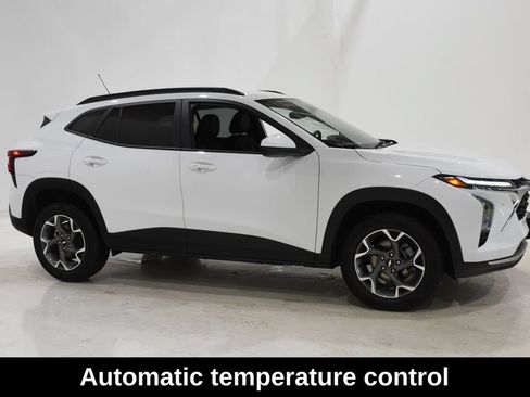 Used 2025 Chevrolet Trax LT w/ LT Convenience Package FWD image 3