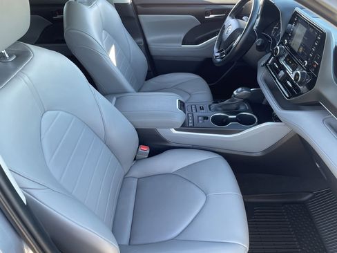 Used 2020 Toyota Highlander XLE image 10