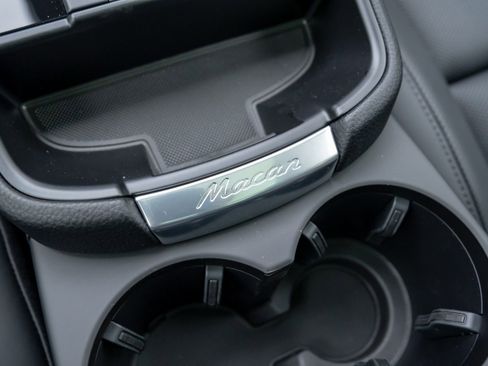 Certified 2025 Porsche Macan image 27
