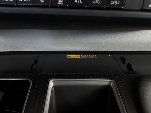 Used 2025 Toyota Sienna XLE FWD image 31
