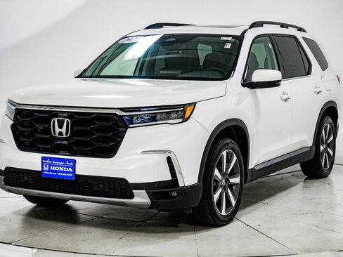 Used 2025 Honda Pilot Touring image 3