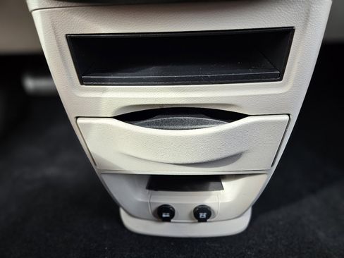 Used 2019 Dodge Grand Caravan SE w/ UConnect Hands-Free Group image 37