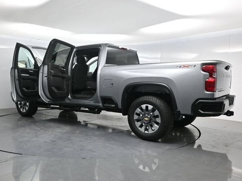 Used 2025 Chevrolet Silverado 2500 Custom w/ Custom Convenience Package AWD/4WD image 4