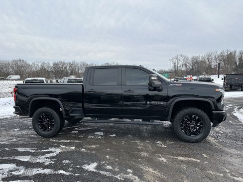Used 2024 Chevrolet Silverado 2500 ZR2 w/ Technology Package image 12
