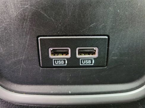 Used 2017 Chrysler 300 Touring w/ Value Package image 12