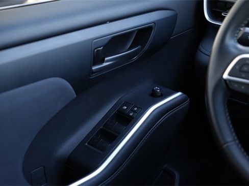 Used 2024 Toyota Highlander LE image 19