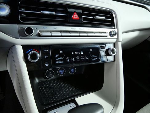 Used 2025 Genesis G70 2.5T image 21