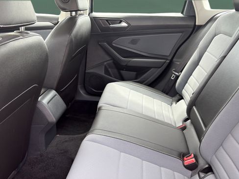 Used 2025 Volkswagen Jetta SE FWD image 18