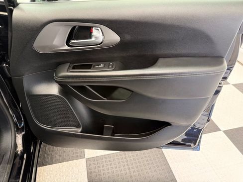 Used 2025 Chrysler Pacifica Select FWD image 24