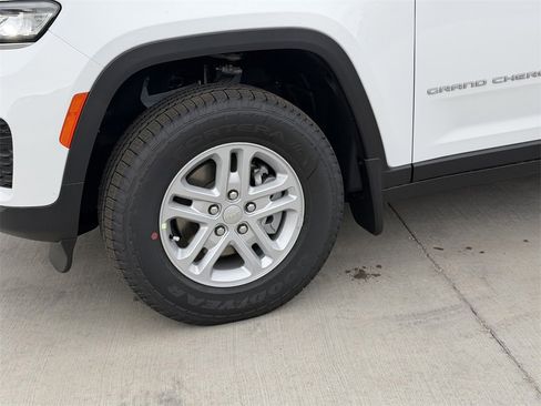 New 2025 Jeep Grand Cherokee Laredo w/ MOPAR Finishing Package image 9