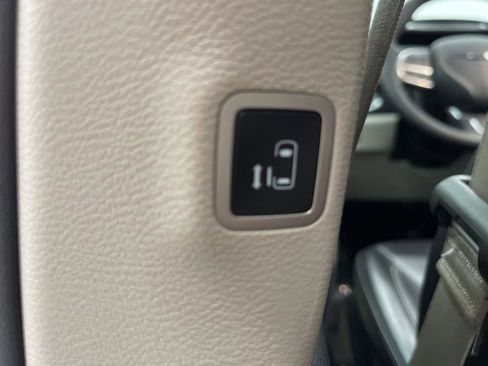 Used 2023 Chrysler Pacifica Touring-L image 40