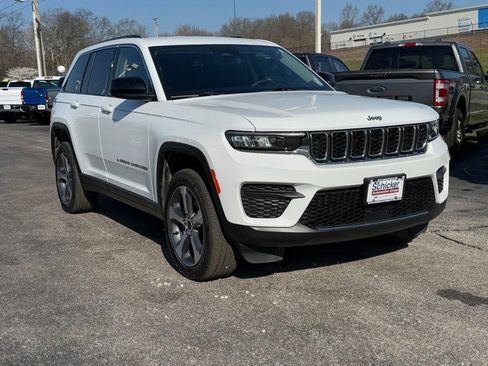 Used 2023 Jeep Grand Cherokee Laredo image 2
