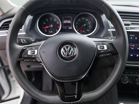 Used 2020 Volkswagen Tiguan SE w/ Panoramic Sunroof Package image 15