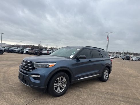 Used 2020 Ford Explorer XLT w/ Equipment Group 202A image 8