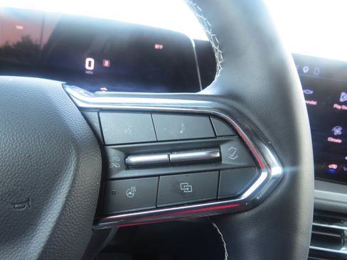 Used 2026 Chevrolet Traverse LT w/ Driver Confidence Package FWD image 16