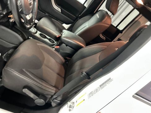 Used 2018 Jeep Wrangler Unlimited Sahara w/ Connectivity Group image 12