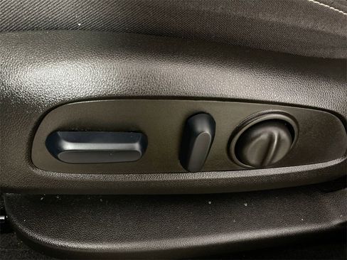 Certified 2023 GMC Acadia SLE w/ Driver Convenience Package image 12