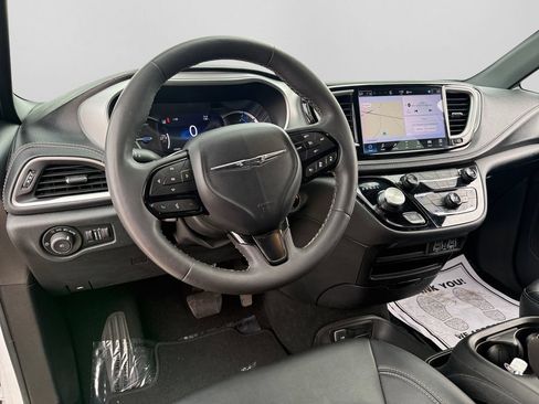 Used 2024 Chrysler Pacifica Limited FWD image 17