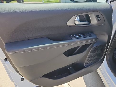 Used 2025 Chrysler Pacifica Select w/ Uconnect Theater Family Group AWD/4WD image 17