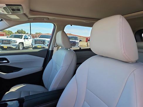 Used 2024 Nissan Rogue SL w/ SL Premium Package image 11