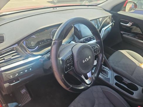 Used 2022 Kia Niro LXS FWD image 2